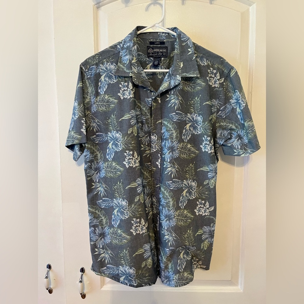 American RagMen's Blue Floral Shirt. Size large. EUC.